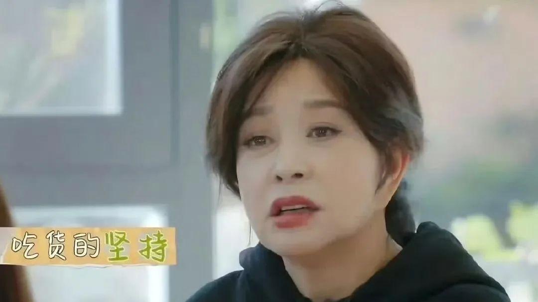 《一路繁花》：庆奶执意多吃一条鱼，李小冉阻拦口碑崩，向太拱火直播间添油加醋