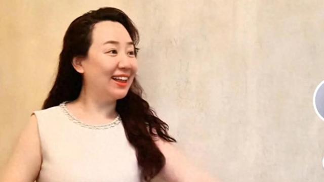 关凌晒与儿女合照，43岁还是那么年轻，俩孩子都比她高