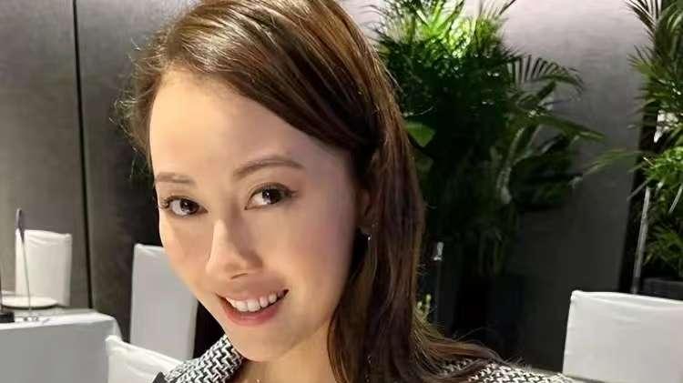 昔日港姐移居英国失败回流，卖性感照、怒怼豪门，掌握了流量密码