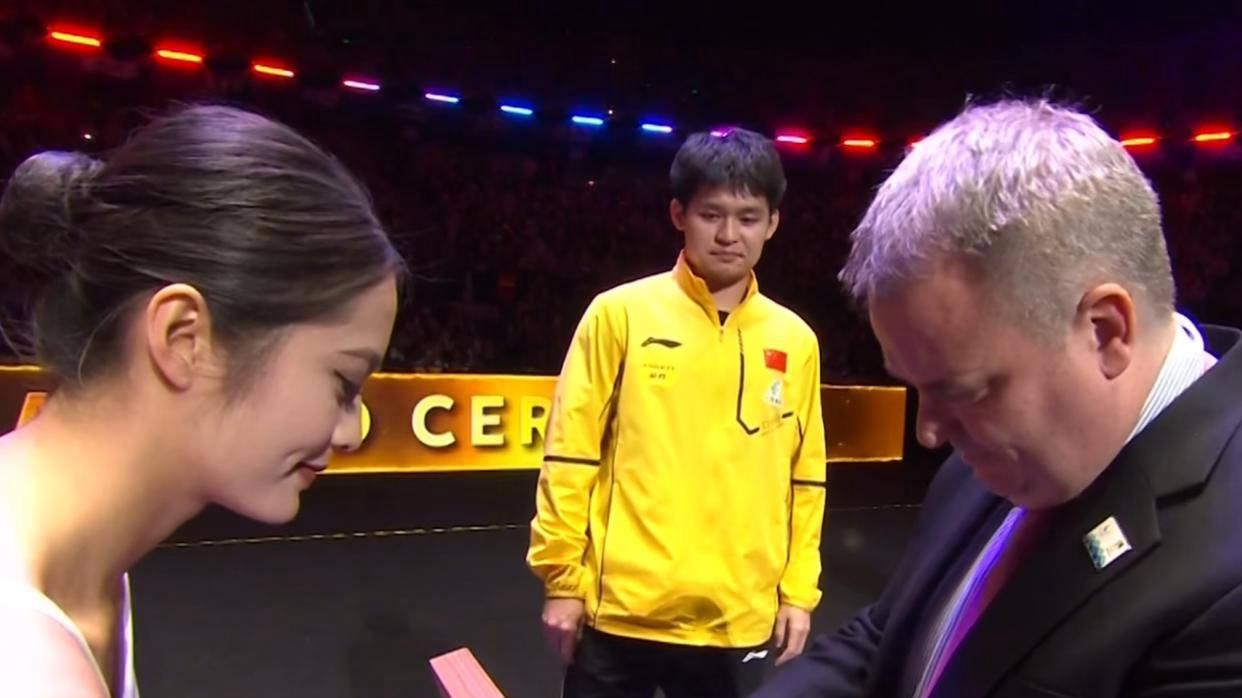 男单颁奖！三将展兄弟情，王楚钦与两伙伴击掌，林诗栋露欣慰笑容