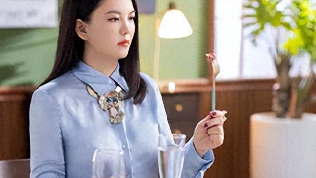 郭晶晶低调捐款三个亿，力压百万伙食费的李湘，真假贵妇一目了然