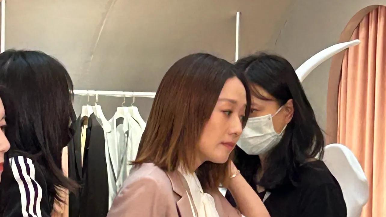 马伊琍新剪了中长发年轻10岁，穿粉西装+白衬衫，美到差点认不出