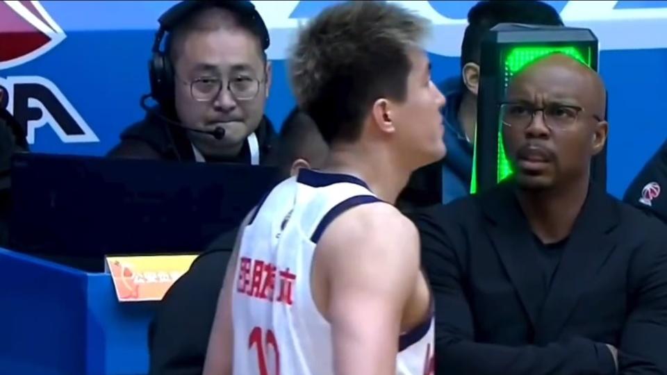 时隔325天复出！郭艾伦新赛季首秀16分5助攻 不满吹罚一度怒指裁判