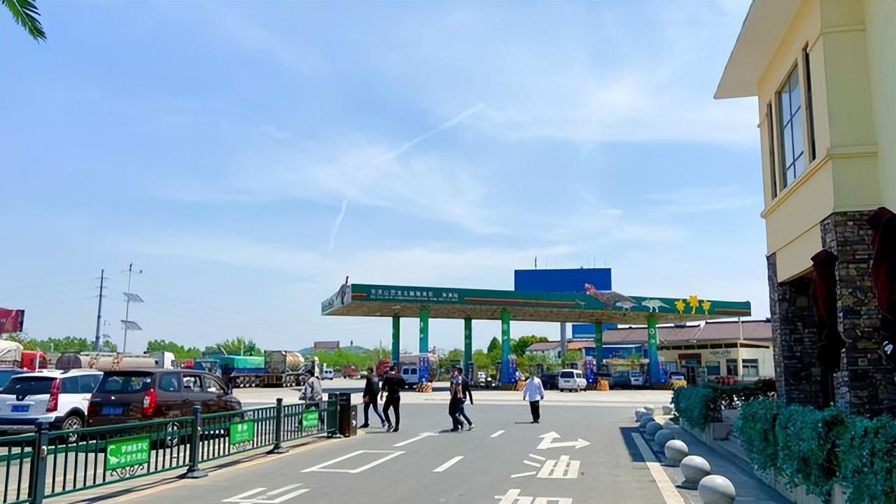 跑高速为什么要“逢三必进”？内行说出实情：不仅是预防血栓形成