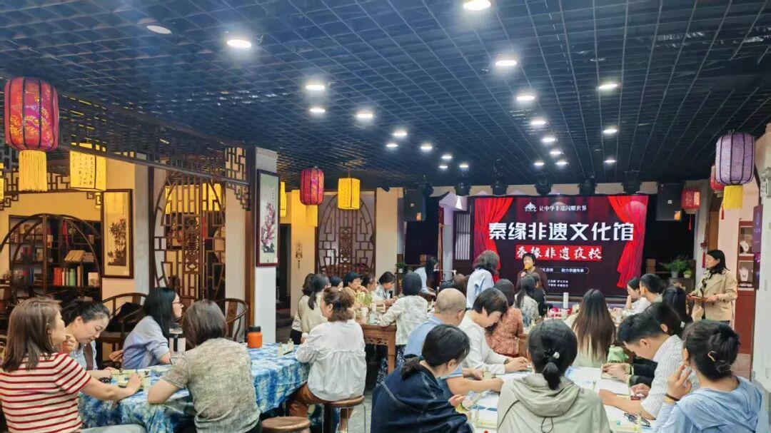 西安年轻人「奇葩」夜生活大赏：拒绝夜宵，扎堆夜校
