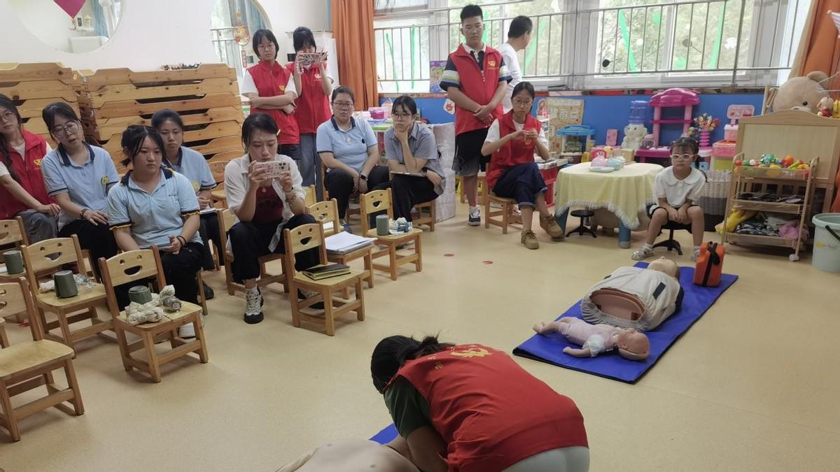 守护校园安全！西安心连心志愿者协会为雁塔小天鹅幼儿园教职工开展急救培训