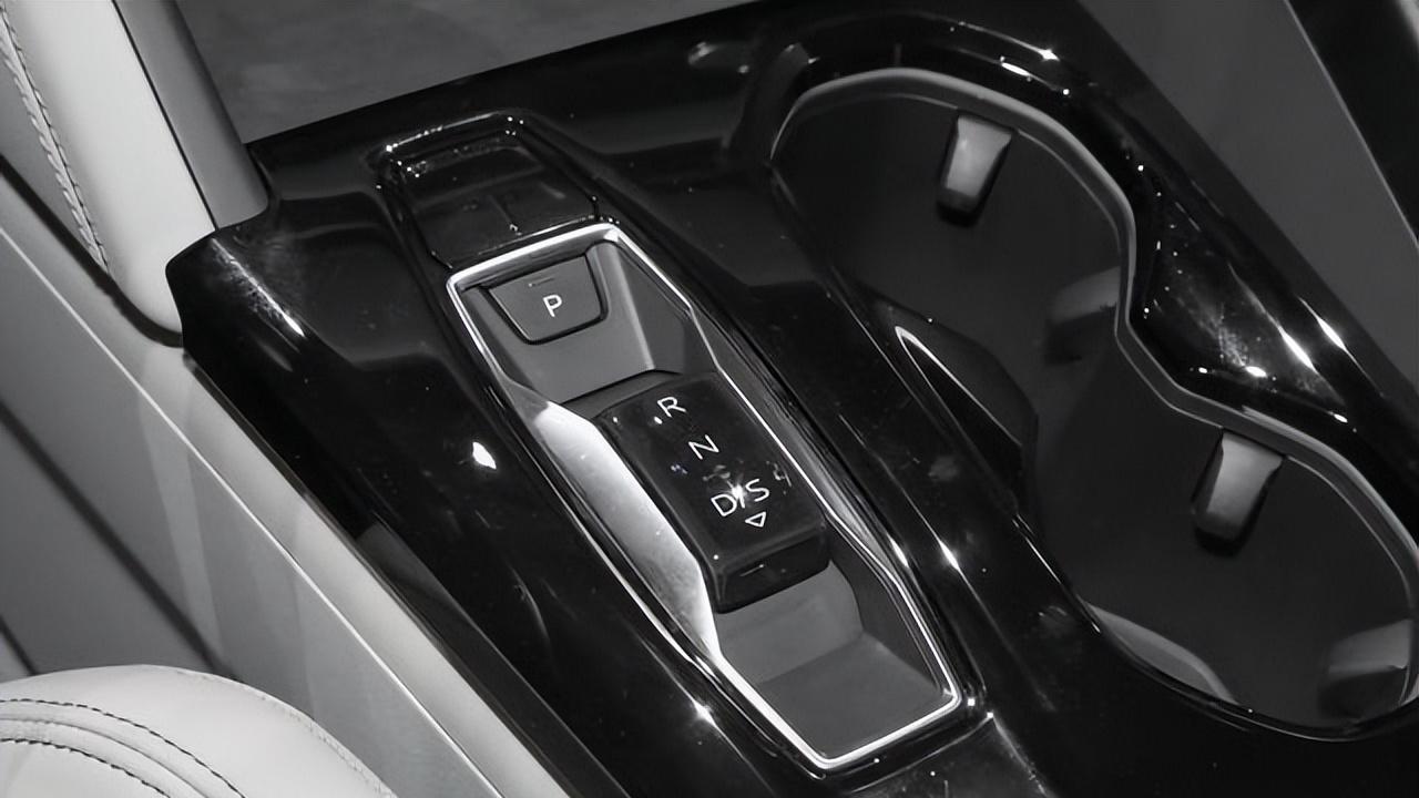 全新奥迪Q5L上市，装备全面升级，售价再度下调，能热销吗？