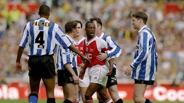 足球场上的“同室操戈”：那些队友掌掴的震惊瞬间