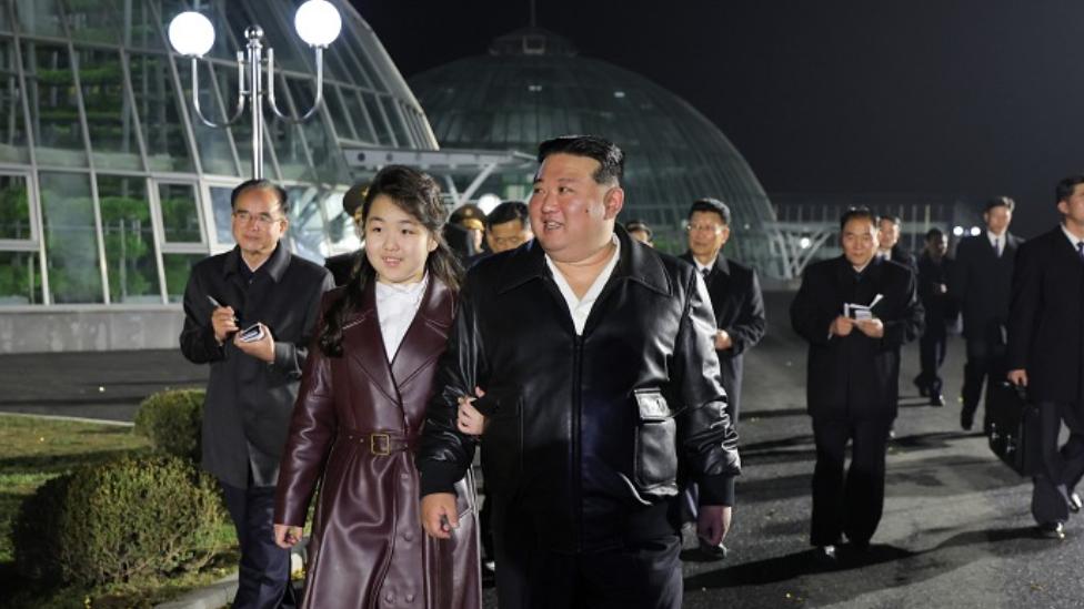 韩国第一千金4月3日霸气现身！皮衣墨镜又A又飒，12岁发福太像爹