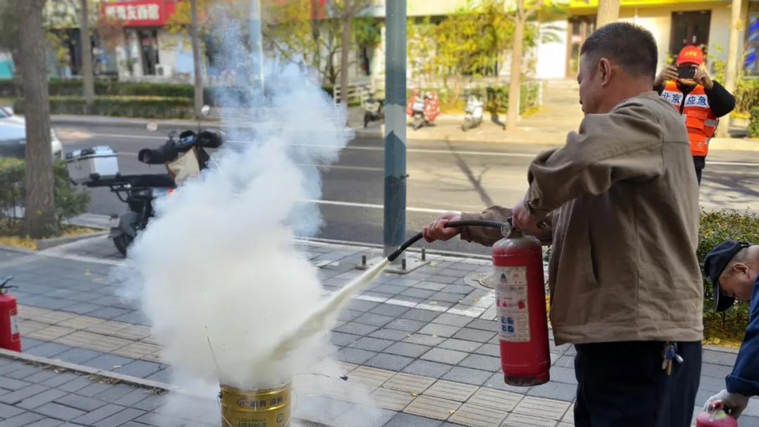 学用灭火器 守护“零距离”