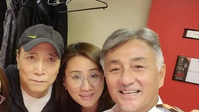 李连杰岳父罕露面神似利智！90岁喝酒吃大餐精神好，当过演员68年