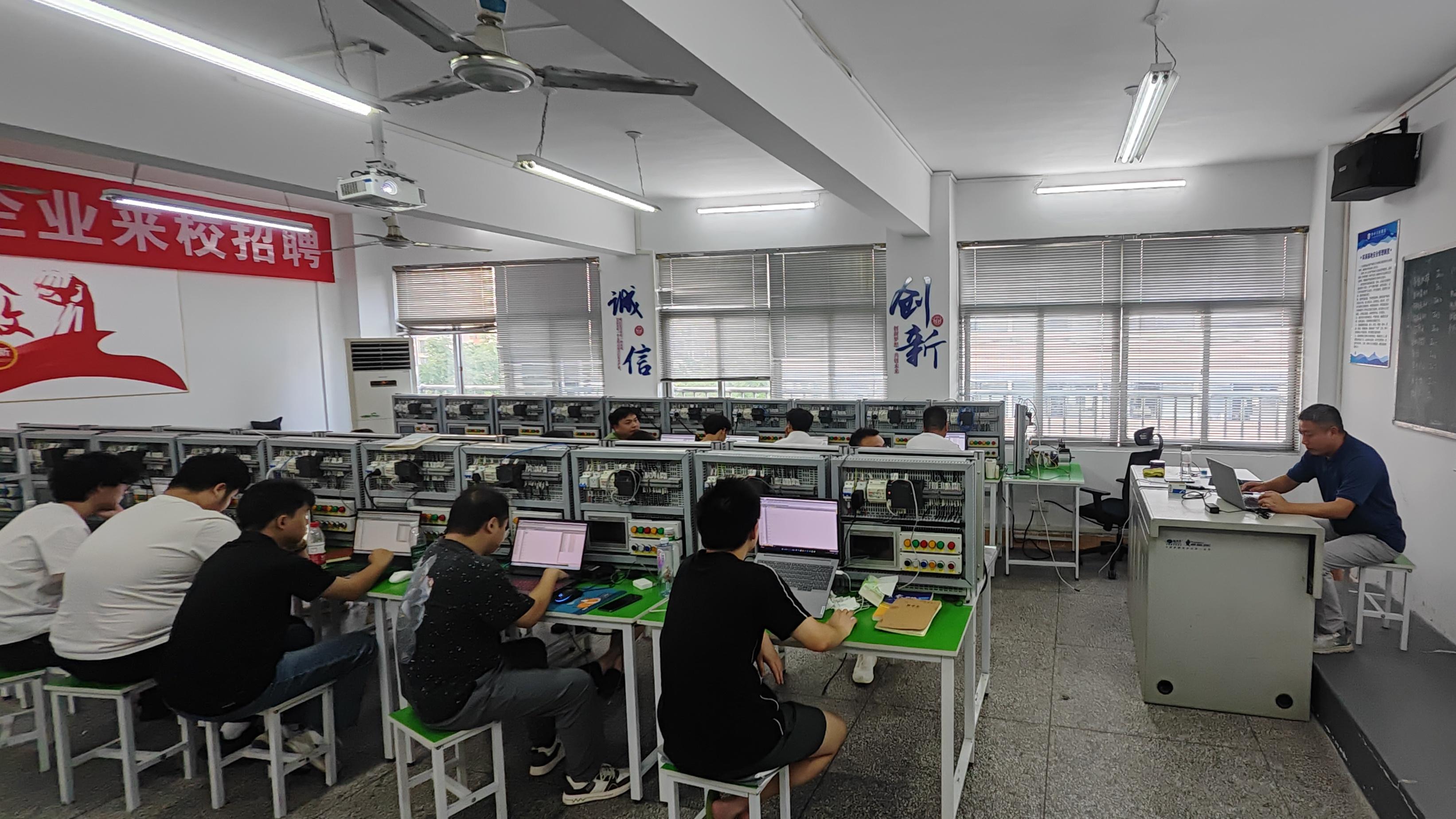 测评：武汉电气自动化PLC培训学校教师团队实力评估