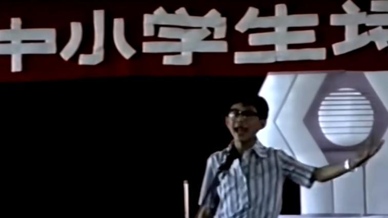 考古的风还是吹到了何炅！何炅14岁时珍贵画面曝光，网友：好神奇