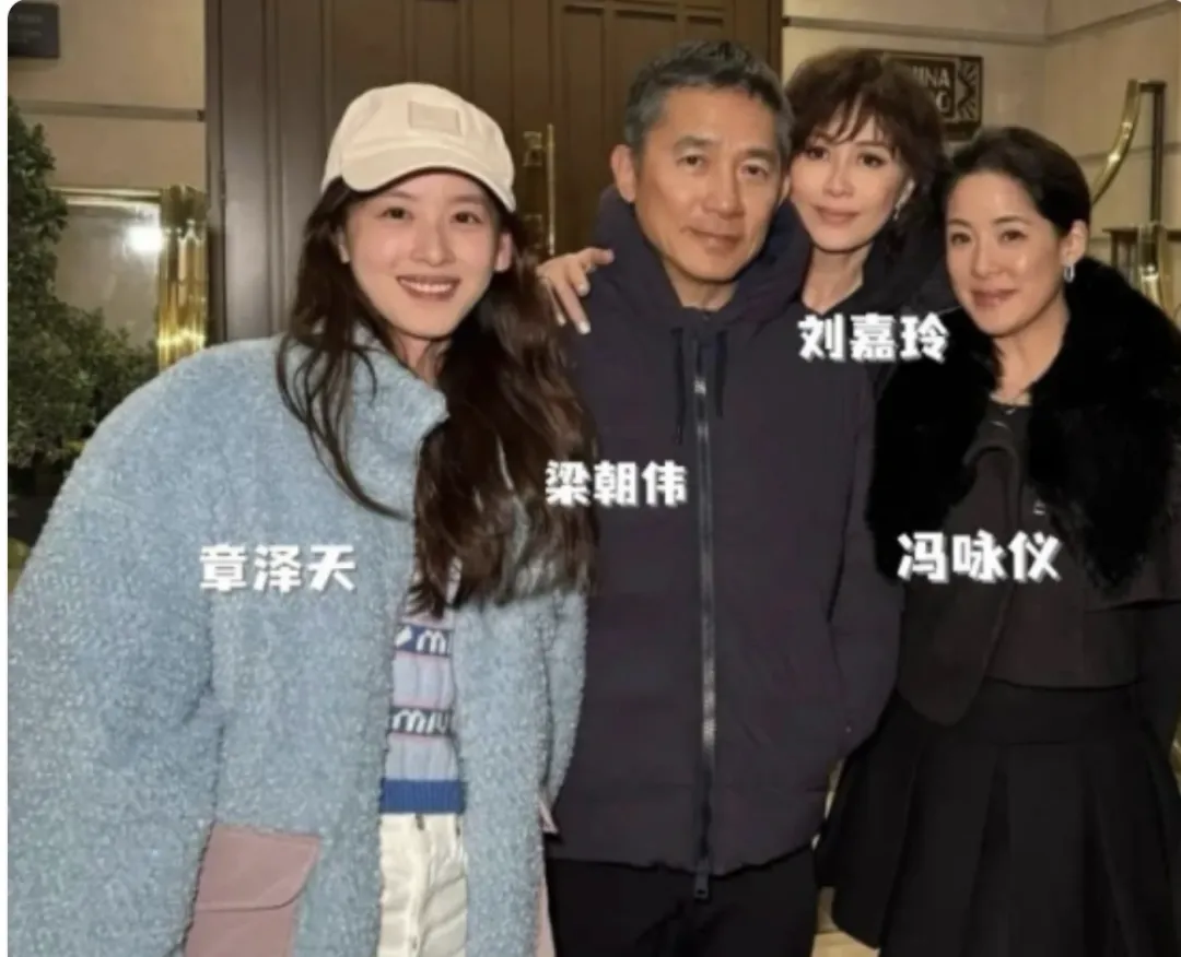 31岁章泽天被偶遇：穿牛仔裤看展像16岁女学生，刘强东福气不小