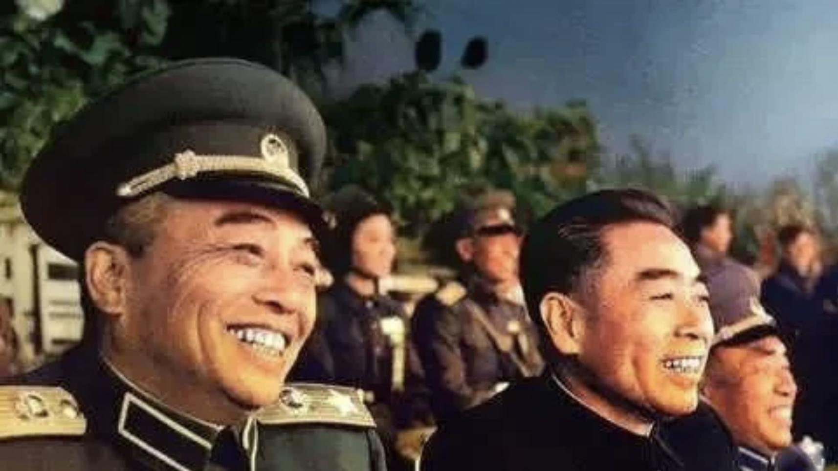 1955年，周总理和两位元帅的合影，朱老总和彭总穿着元帅服，太帅了