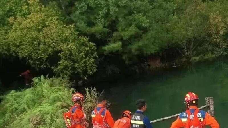2岁女童家门口失踪10多天 遗体在石缝里找到