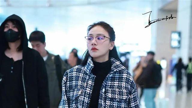 “腰精”马思纯她又瘦回来了！上海机场看到马思纯 黑色毛衣很上镜