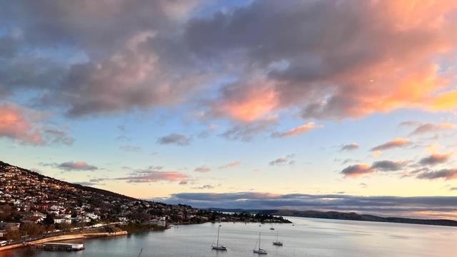 如果台湾去外国买岛迁移，让祖国以这种形式完成统一，可行吗？