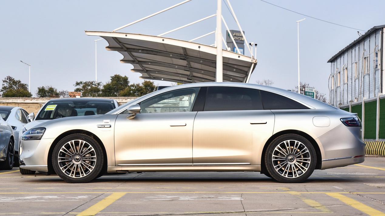 奔驰E级的对手来了，车长5160mm，无框车门+空气悬挂，3.9秒破百