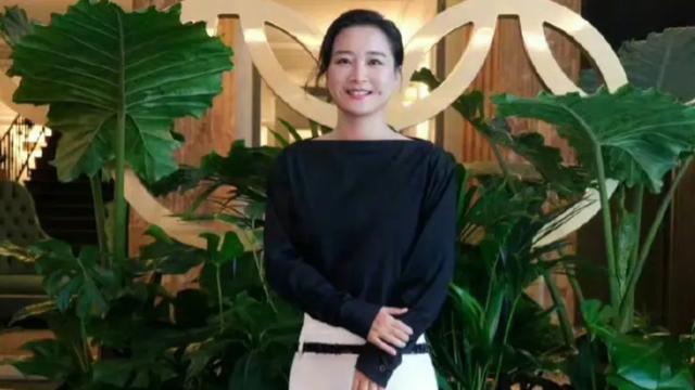 嘴巴在笑、褶子在哭、肥肉在抖、网友在嘲“你胖了韭菜没了”！