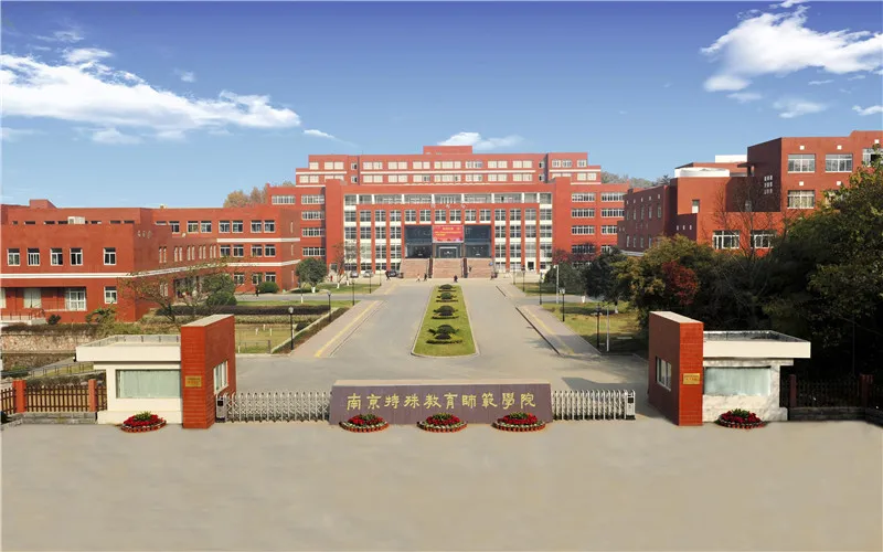 想当老师专业怎么选，学这4个专业最吃香，可进可退选择多