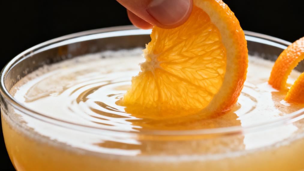 秋天的高级喝法：清香白酒+橙片+苏打水，轻饮正流行