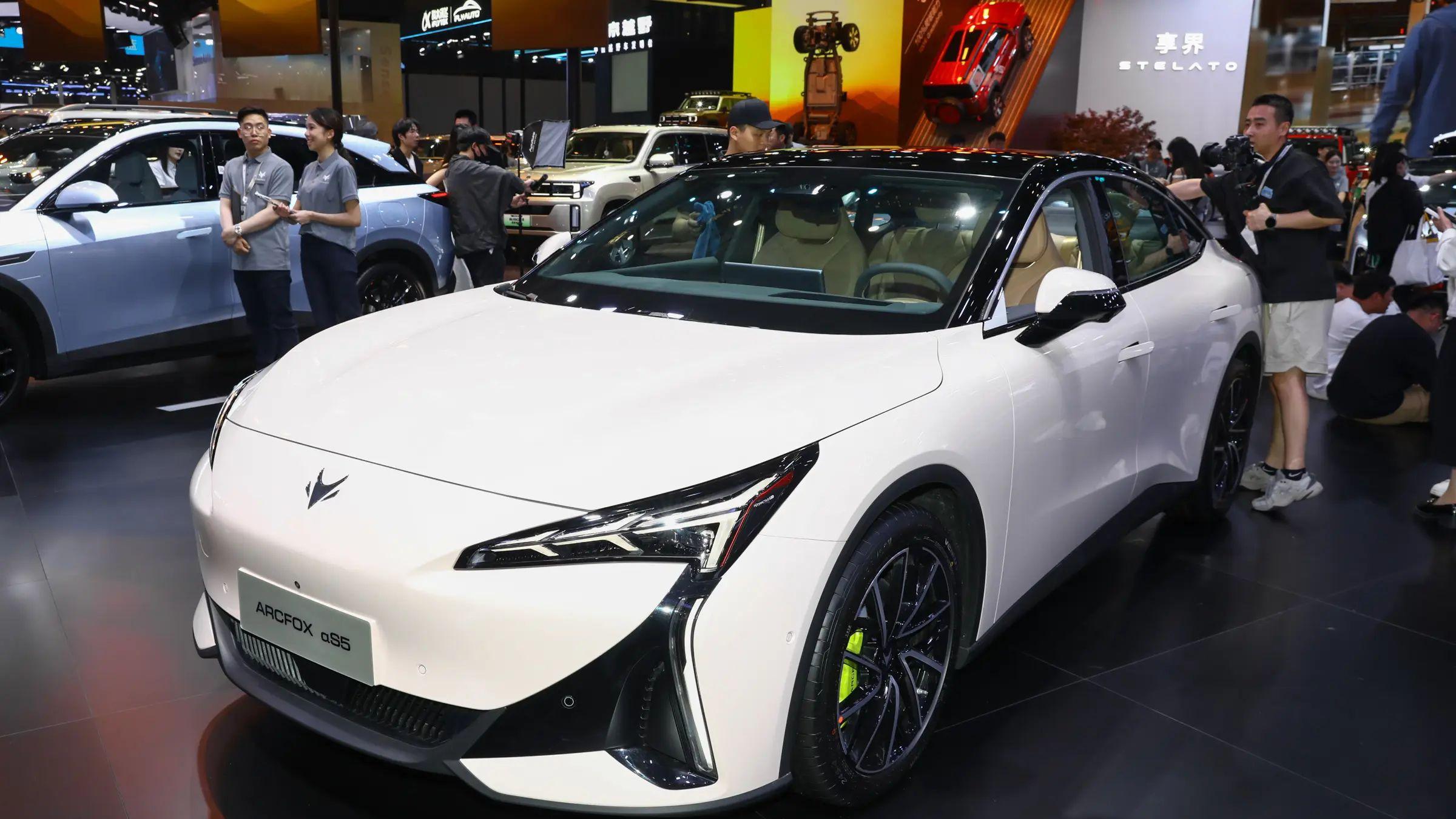 11万无续航焦虑的家用轿车，日产 N7对比极狐 阿尔法 S5