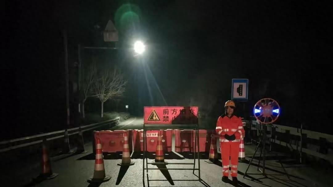凌晨山路塌方、抢险紧急启动、北京出行这条路要绕行