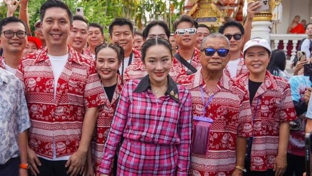 泰国美女总理泼水节被围攻玩嗨了，威猛丈夫淡定复仇，当众撒糖