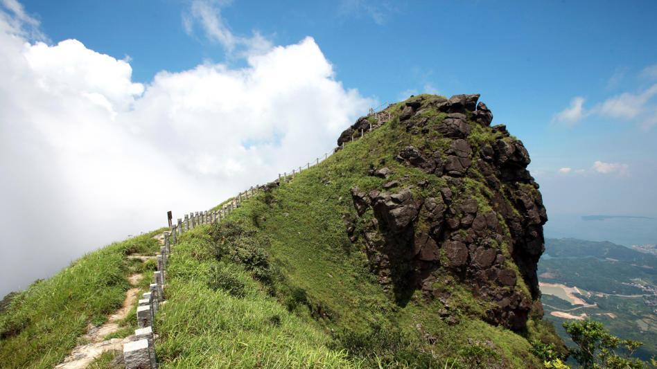 太酷了！深圳户外新装备：爬山遇险不用慌，按下红色按钮直接呼叫卫星