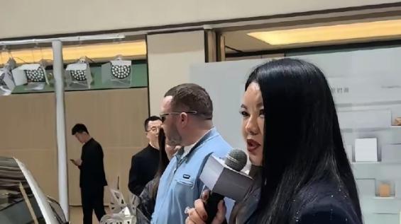 妈呀，李湘怎么胖成这样了？49岁带女儿看车，面相大变不敢认！