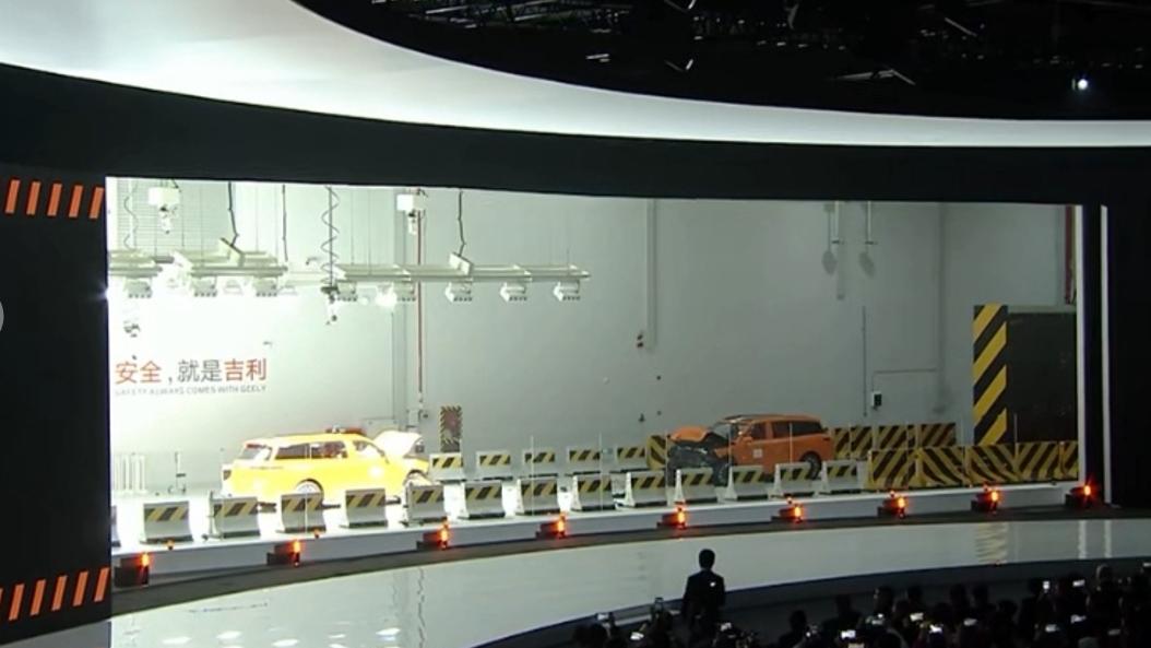 央视镜头直击！领克900成功挑战百公里不等速对撞测试！