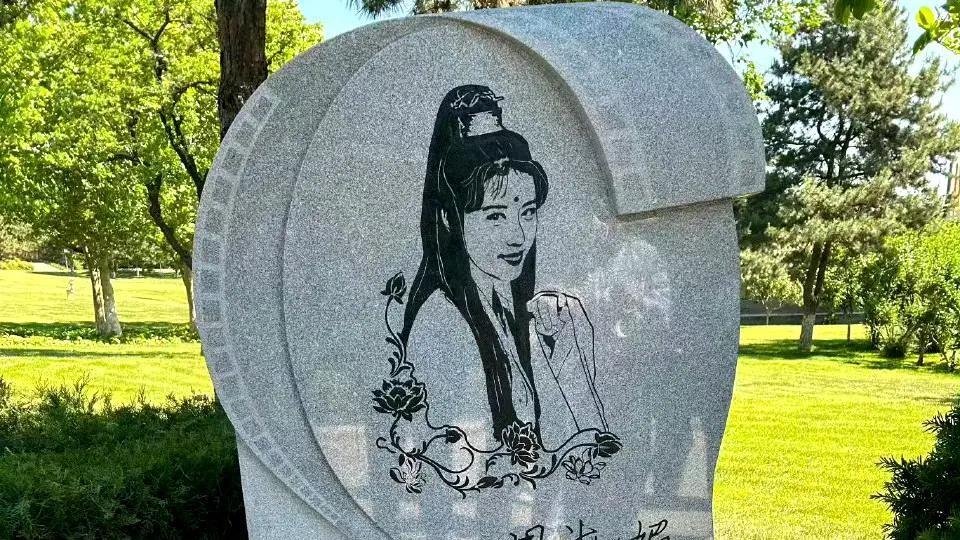 周海媚安葬妹妹S家不作为



周海媚安排后事引发的思考



周海媚为妹妹处理