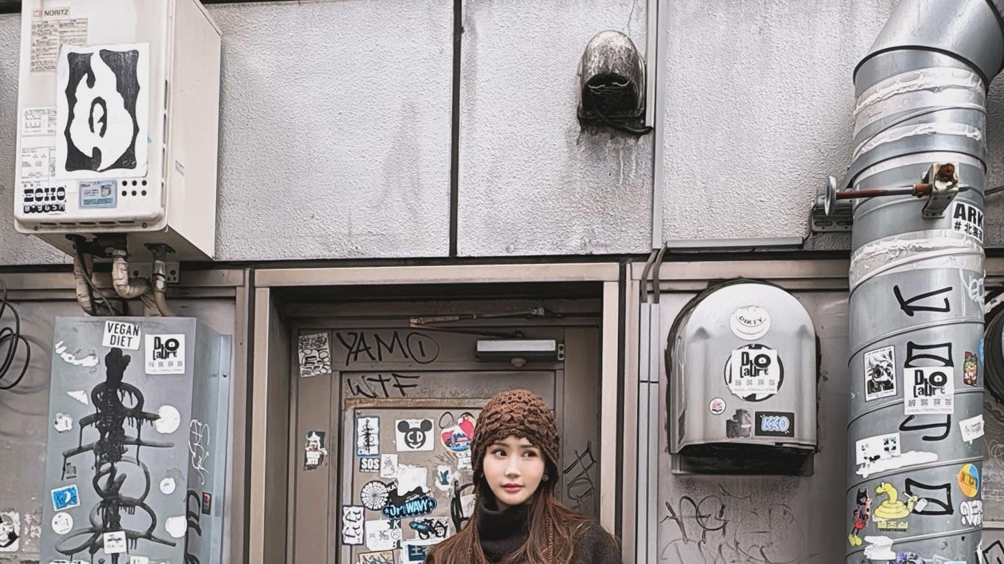 李多海真的有40吗？短款夹克+迷你裙完美驾驭可爱风，像是偶像了