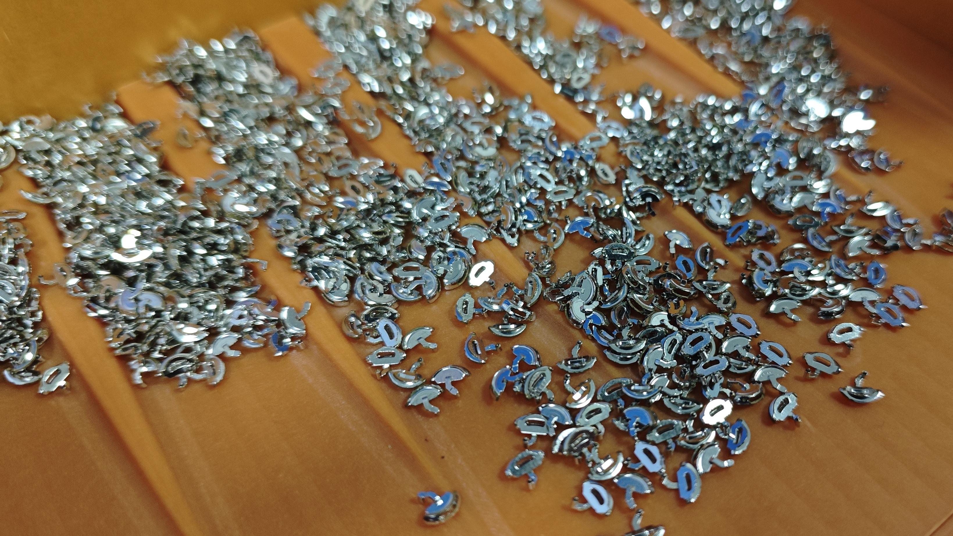 TWS耳机零件（耳机腔体、充电触点等等）微型零件人工摆盘慢？自动化方案实现产能倍增