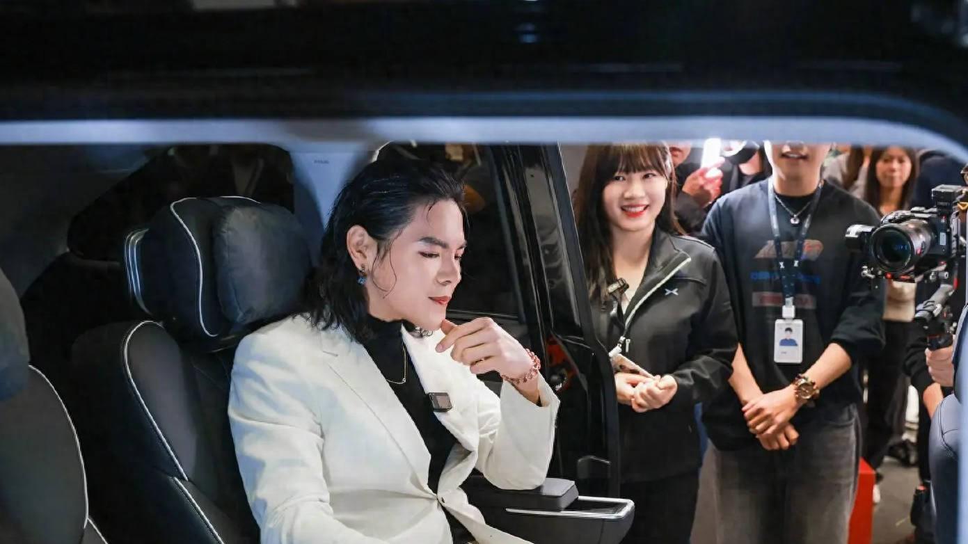向佐郭碧婷三胎计划？七座车暗示了什么？