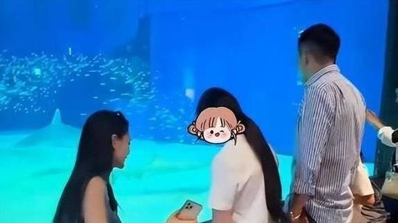 马筱梅用心良苦，带小玥儿滑冰逛海洋馆，两个孩子被照顾的真好