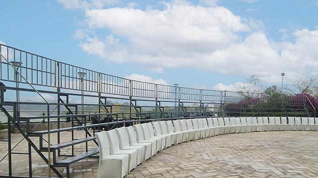 合影集体照为什么整齐没遮挡？不是画脚印，是靠这个“变形金刚”