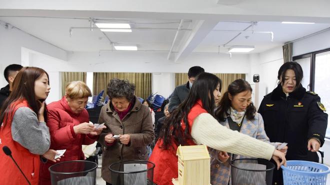 让环保理念扎根民心，社校携手开展垃圾分类变废为宝活动