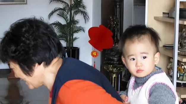 闺蜜变成嫂子，女生在闺蜜婚礼上致辞笑不停，魔性笑声感染全场