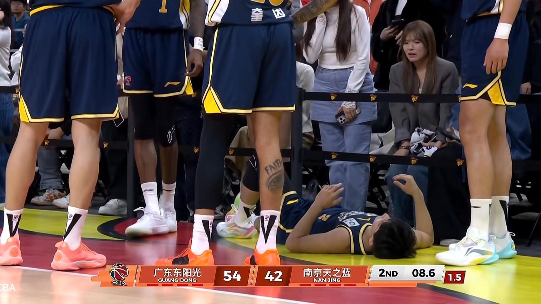 广东险胜却笑不出来！徐杰伤退，胡明轩打不了一号位，郭昊文42分戳中广东最大软肋