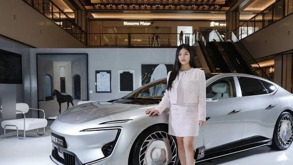 王诗龄机场豪车，16岁蜕变惊艳，是自信还是炫富？