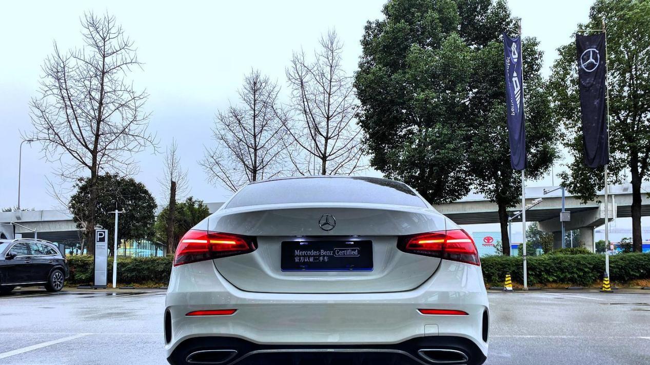 奔驰A级：2022款A180，落地价近20万，如今13万开回家？