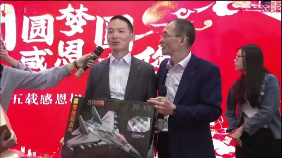 谢浩男在认亲宴上摘下口罩霸气出场，谢爸送儿子奔驰G63和金卡