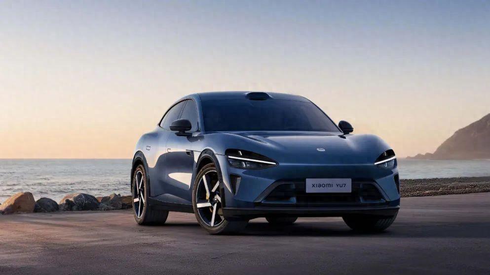 小米YU7内饰曝光！环视投影屏+PHUD，黑科技也太多了