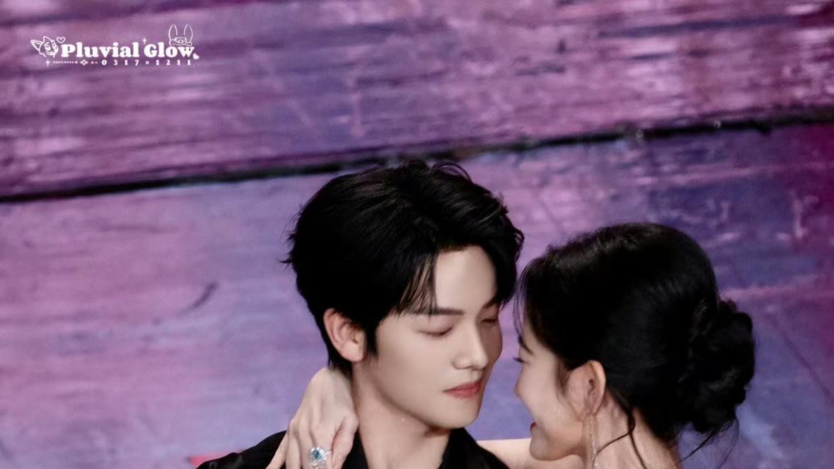 宋佳不愧是内娱嗑CP头子！灵魂拷问韩雨彤曾辉，直接逼出恋情实锤