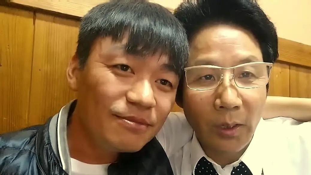 54岁于和伟与43岁王宝强私下聚餐曝光，小酒馆一聚引热议：友情比演技更真实？
