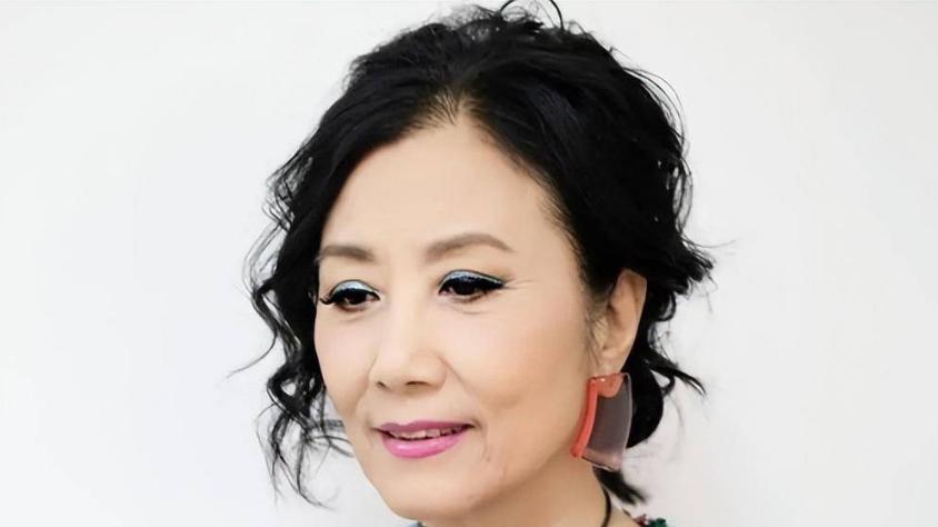 香港阿姐汪明荃：78岁还在开演唱会，一生无儿无女，到底图啥？