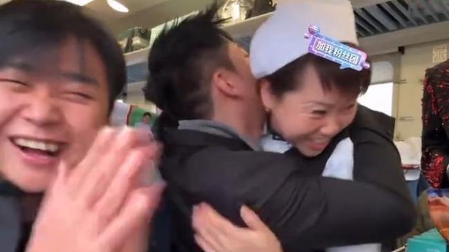 售货阿姨与主播互动被停职后复工