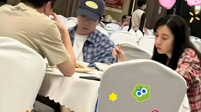 俞灏明和王晓晨冬夜狂撒糖，十指紧扣甜蜜出行，真的要官宣了？